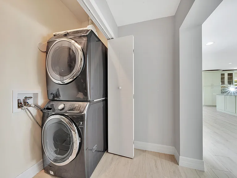 2388 E Edgewater Dr — Photo 12