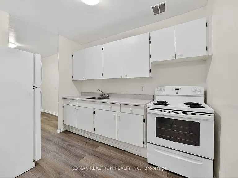 275 Wentworth St W #716 — Photo 8