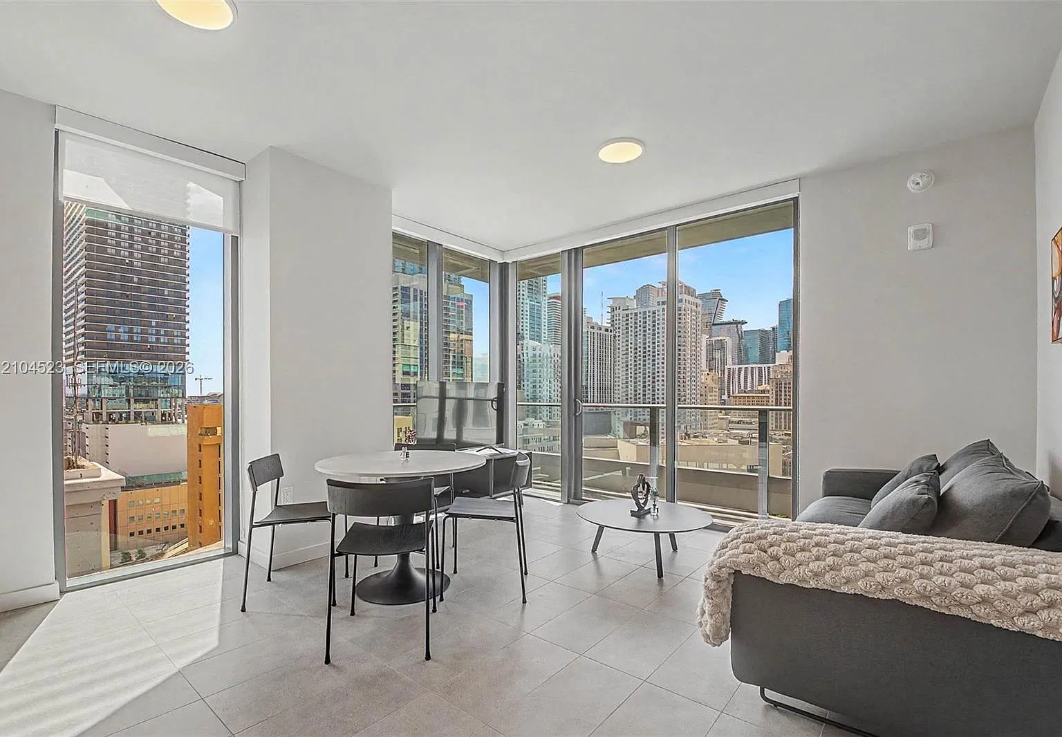 2 bed, 2.0 bath, 760 sqft, $4,600 — Photo 2