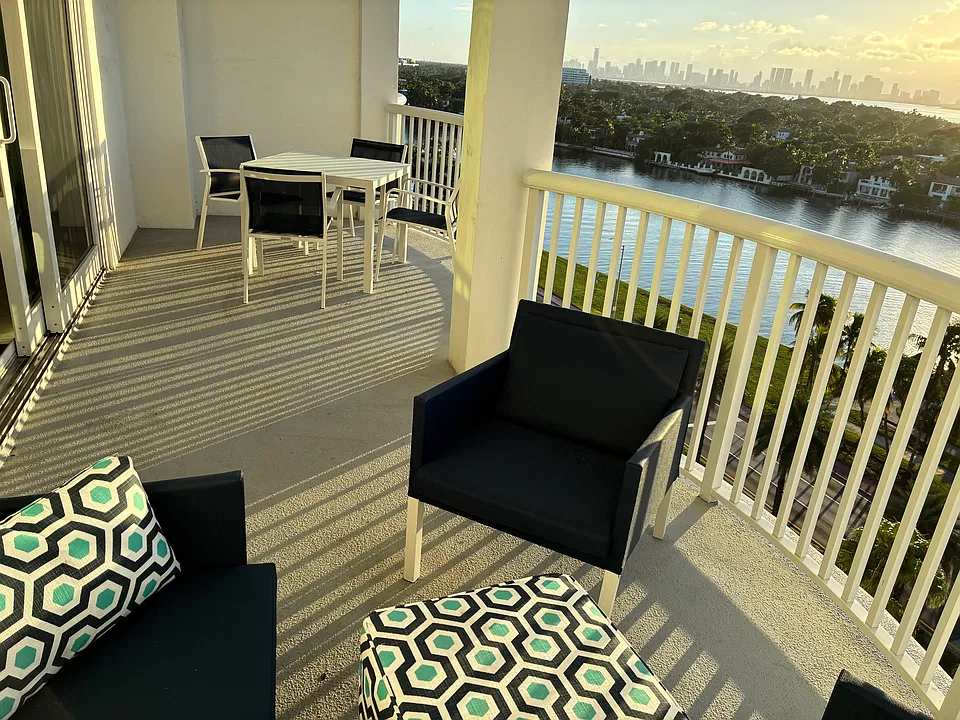 5401 Collins Ave #929