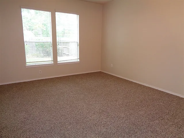 4 bed, 2.5 bath, 2434 sqft, $2,555 — Photo 4