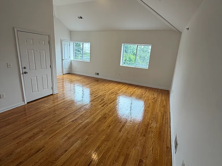 3B Rockwell Ave #3B — Photo 2