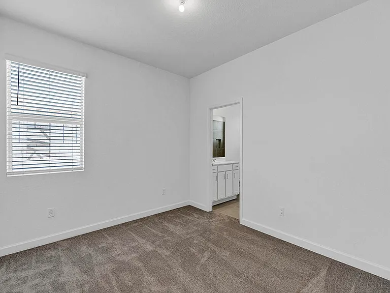 380 SE Crossoak Ln — Photo 5