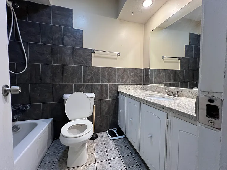 1047 E Walnut St #2 — Photo 8