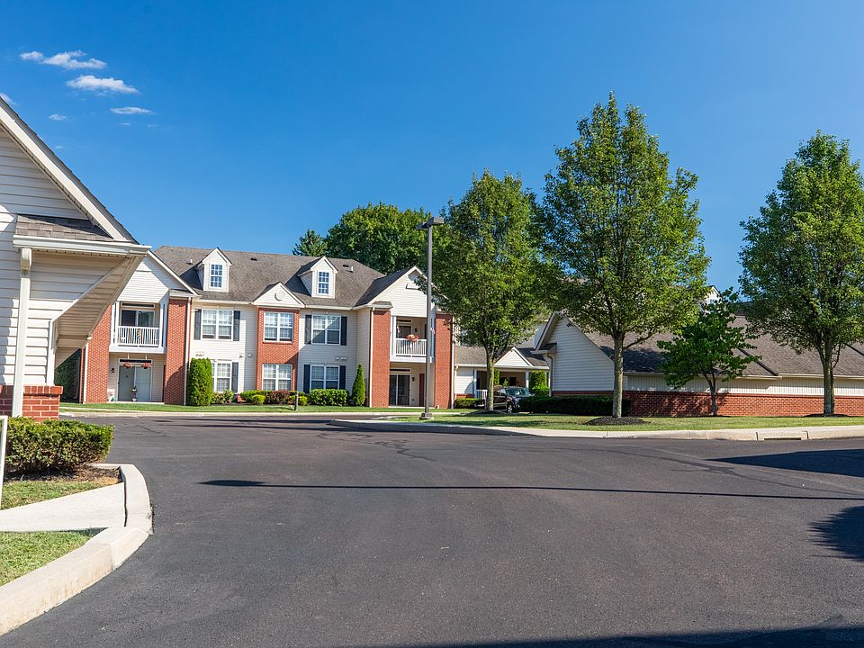 Lakeview Drive into the community