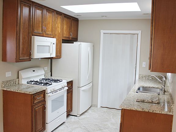 4th image of 5504 W 90th St