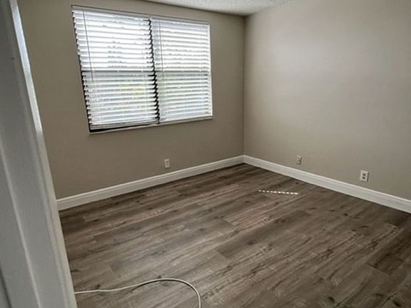 4th image of 706 Executive Center Dr APT 26
