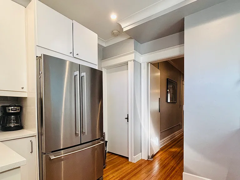 Perfectly designed for both casual meals and gourmet creations, this kitchen combines style and functionality to elevate your cooking experience.