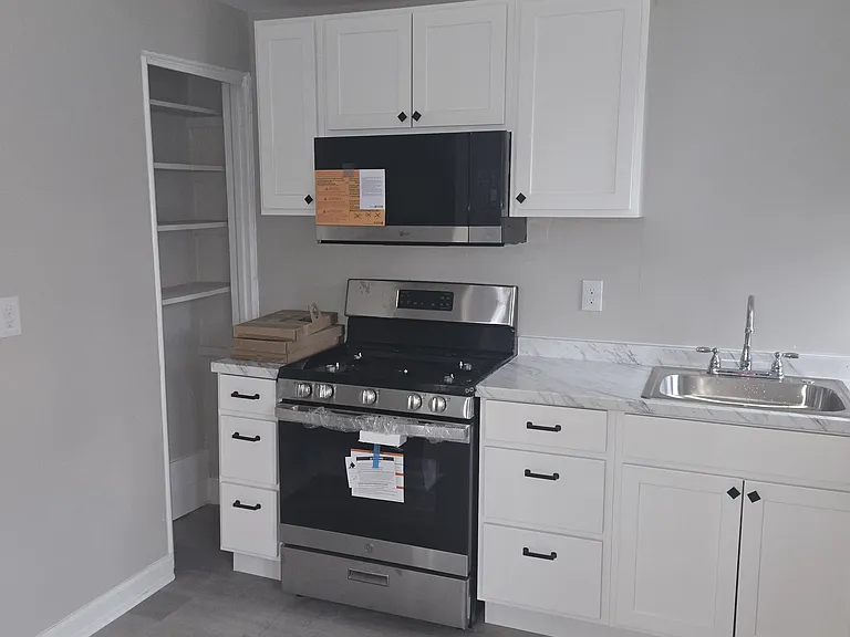 607 W Maple Ave #16 — Photo 4