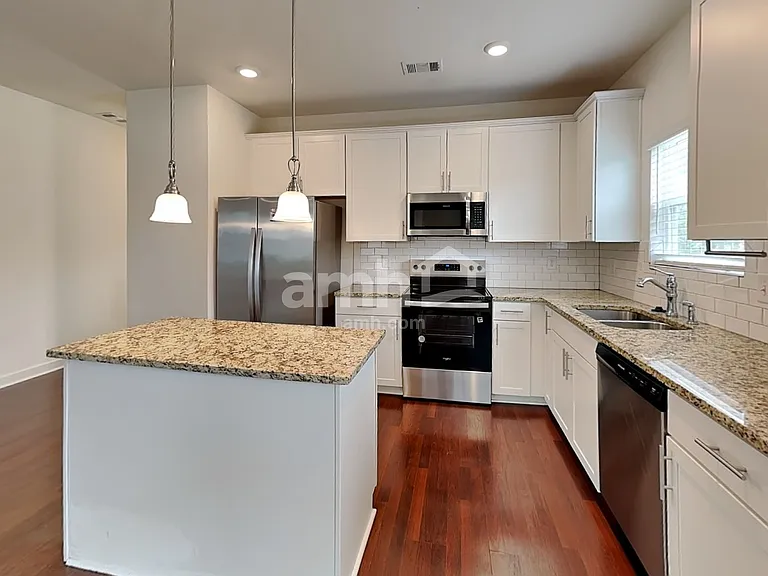 88 Landsdown Xing — Photo 3