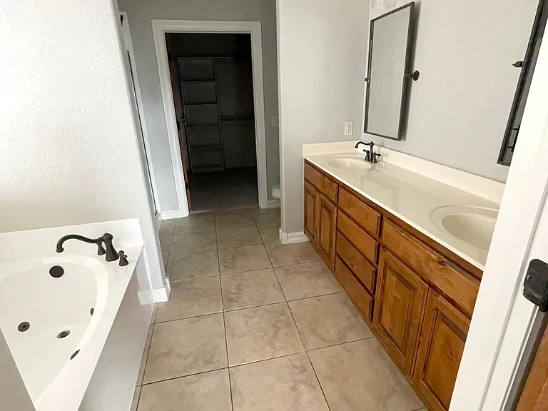 703 SW Glen Arbor Ave — Photo 8