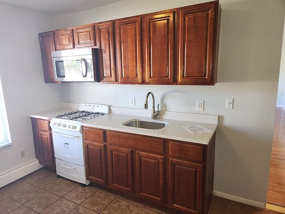 3rd image of 897 Deer Park Ave