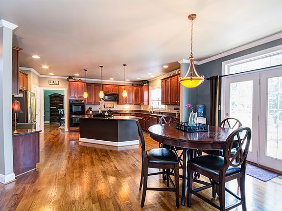 GOURMET EAT IN KITCHEN