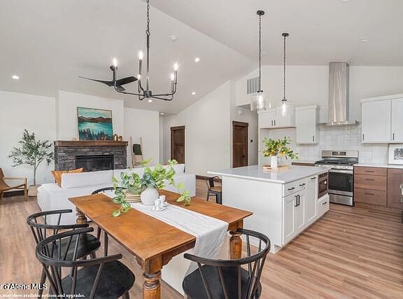 4th image of 547 E Sandmyrtle Ave