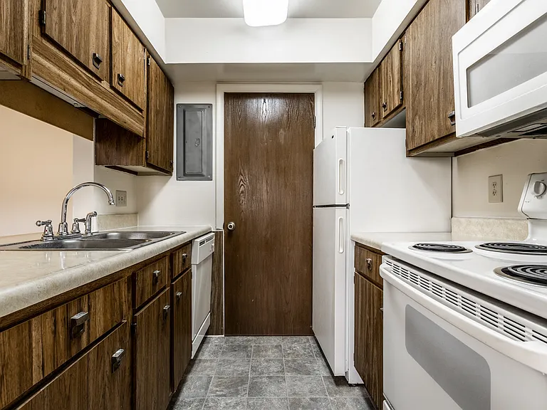 Bay Pointe Apartments — Photo 7