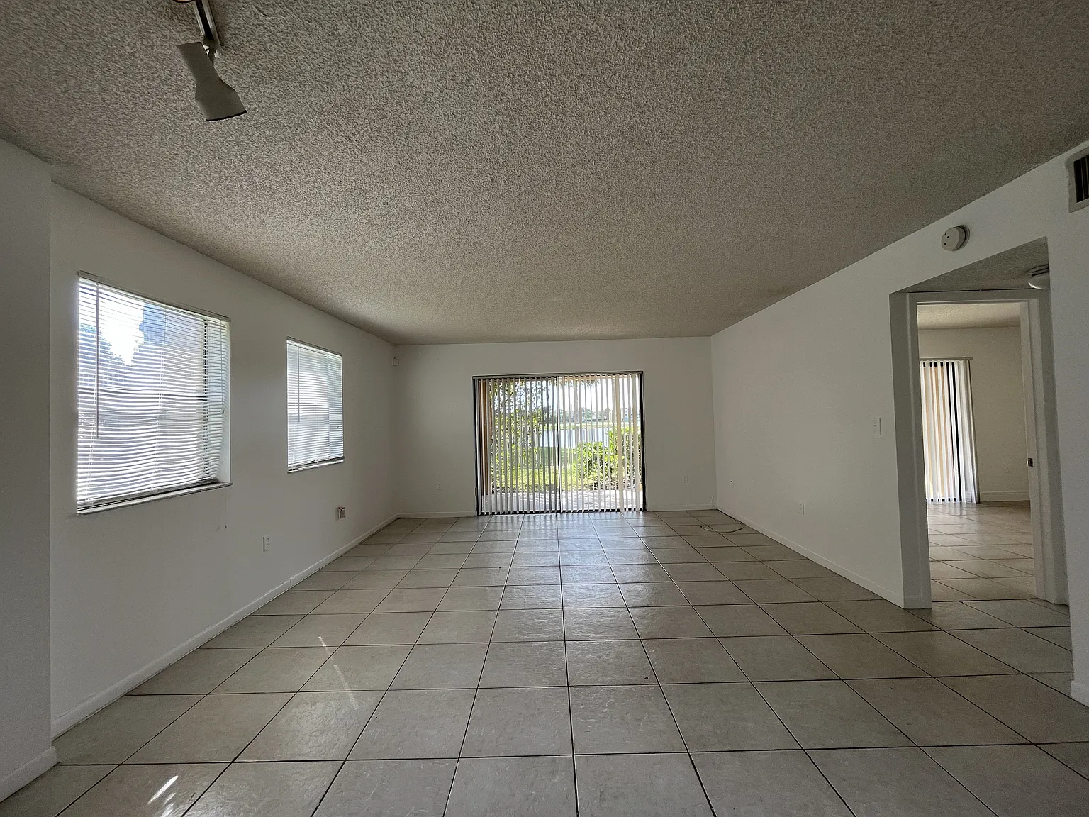 Villas @ Lakeview 5200 #J-160 (Fauchon Invest, LLC) - 563 — Photo 4