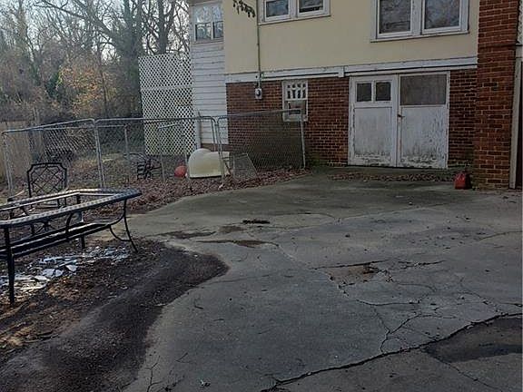 3rd image of 1050 E Main St