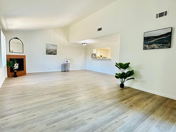 5th image of 512 W Imperial Ave #6