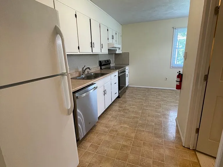 704 Torrey Ln — Photo 2