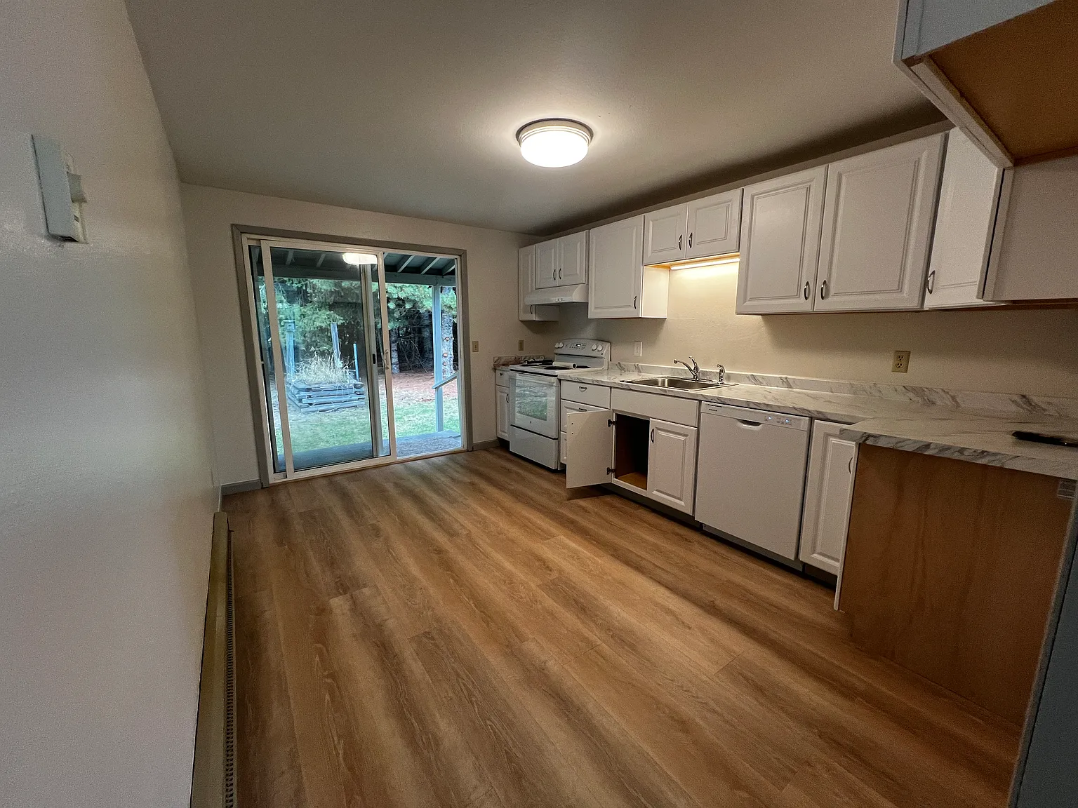2 bed, 850 sqft, $1,600 — Photo 3