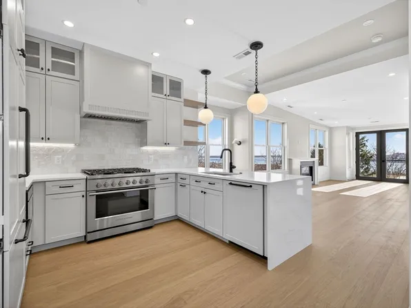427 E 6th St Floor 3, Boston, MA 02127