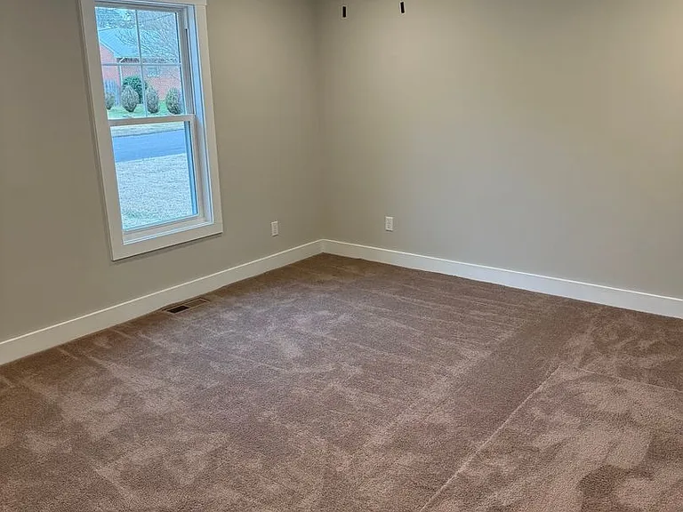 325 Yorktown Dr — Photo 5