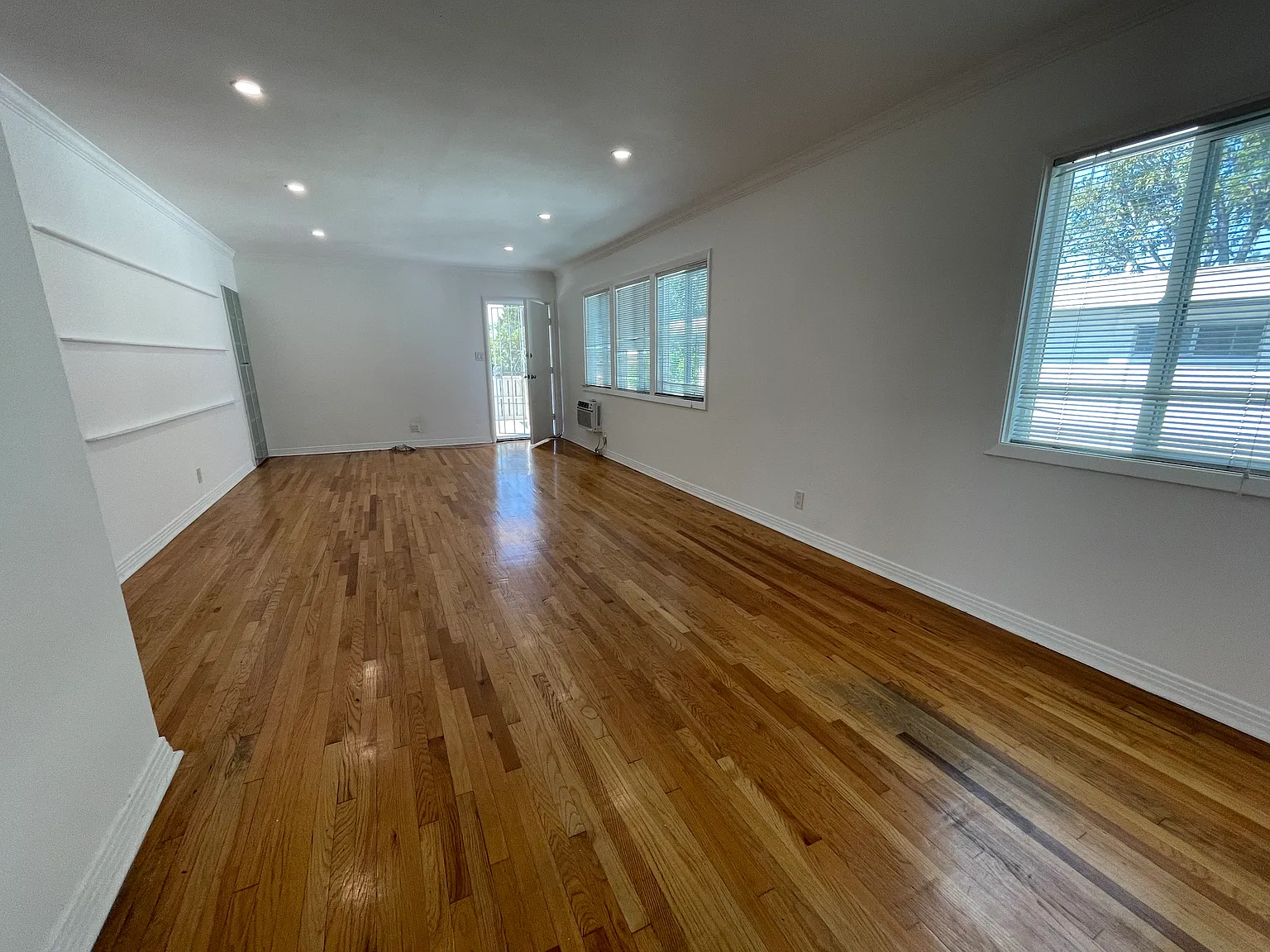 1 bed, 900 sqft, $2,695 — Photo 2