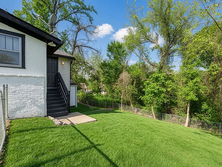 257 Gordon Pl — Photo 33