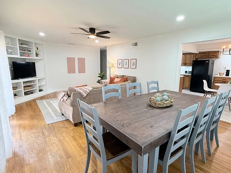 2216 Crestwood Dr — Photo 8