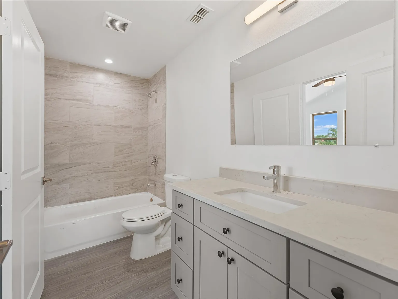 4 bed, 3.5 bath, 2907 sqft, $3,995 — Photo 4