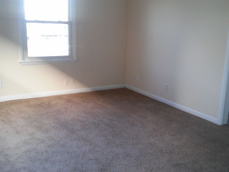 2nd image of 403 Edgebrook Dr