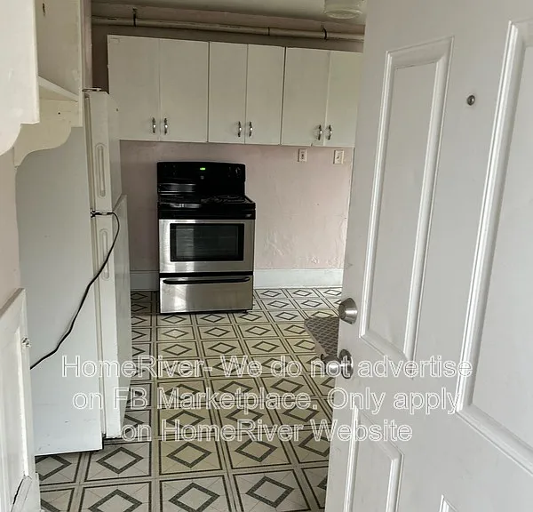 1212 N Cochran St — Photo 2