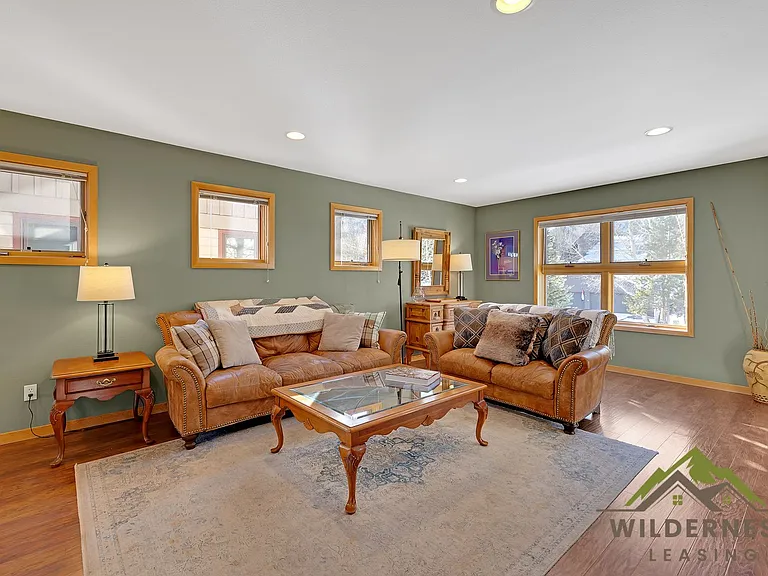 729B Meadow Dr — Photo 3