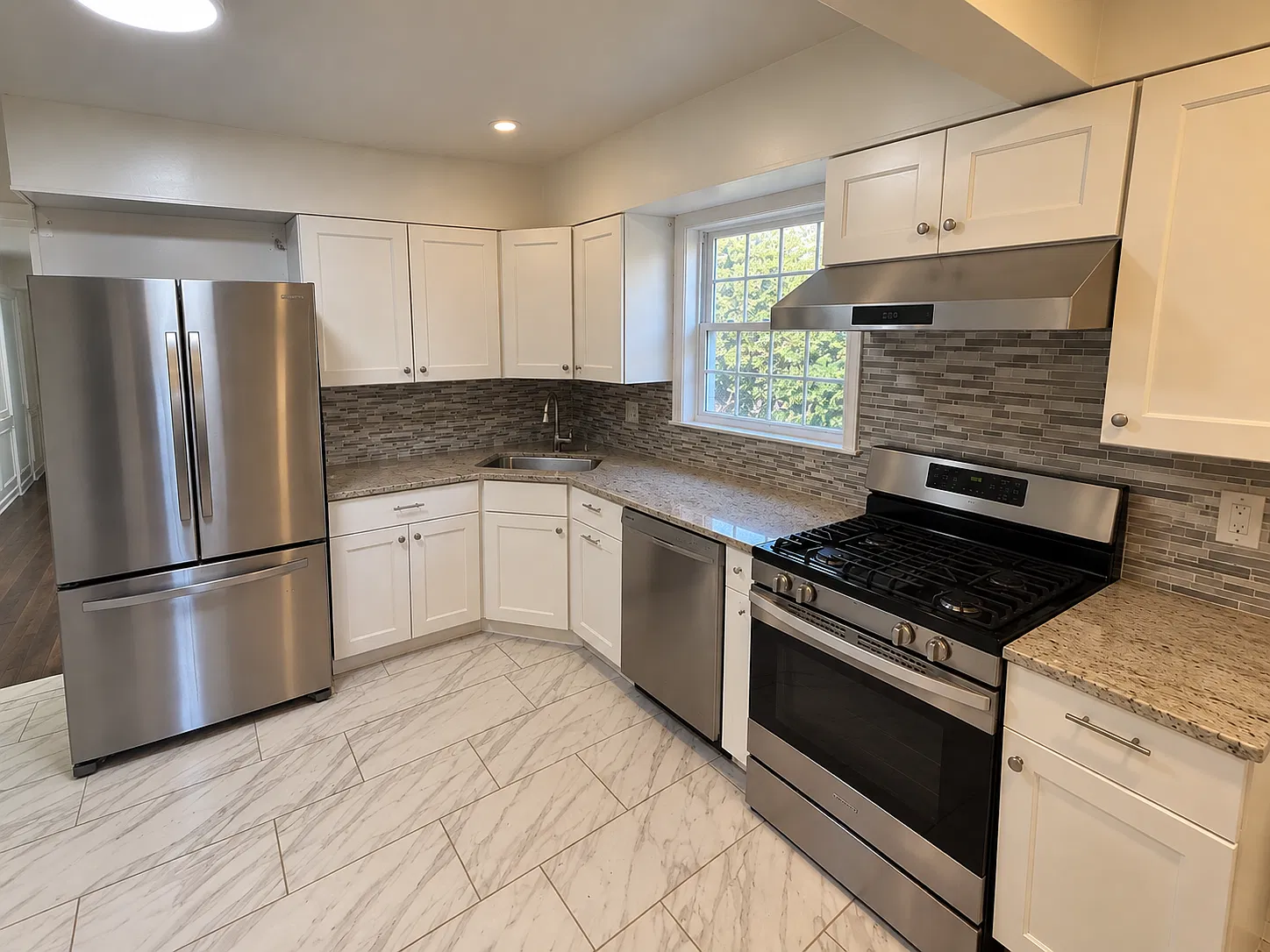 4 bed, 3.5 bath, $3,300 — Photo 3