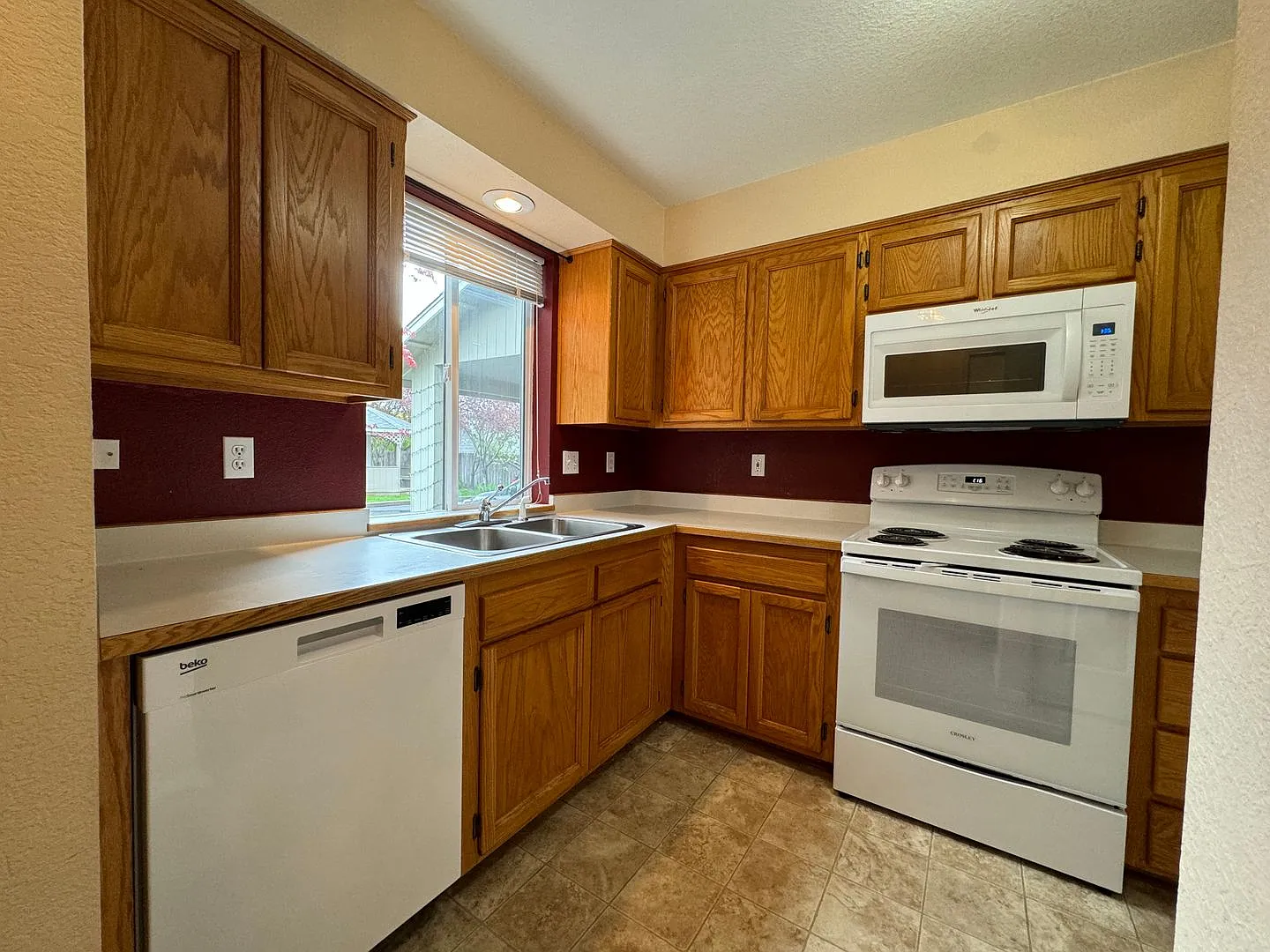 Townhouse in NE Grants Pass, Close to Shopping — Photo 3