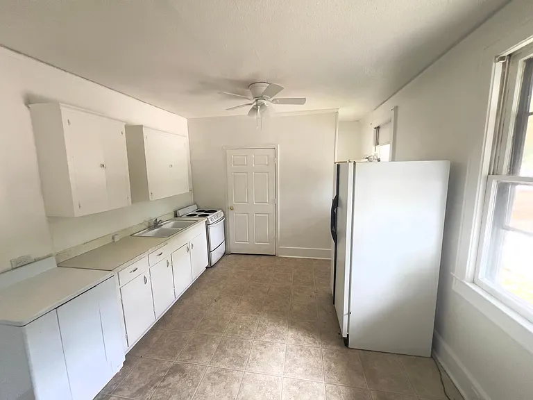 917 B Ave — Photo 6