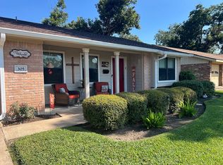 305 Pine St, Lake Jackson, TX 77566