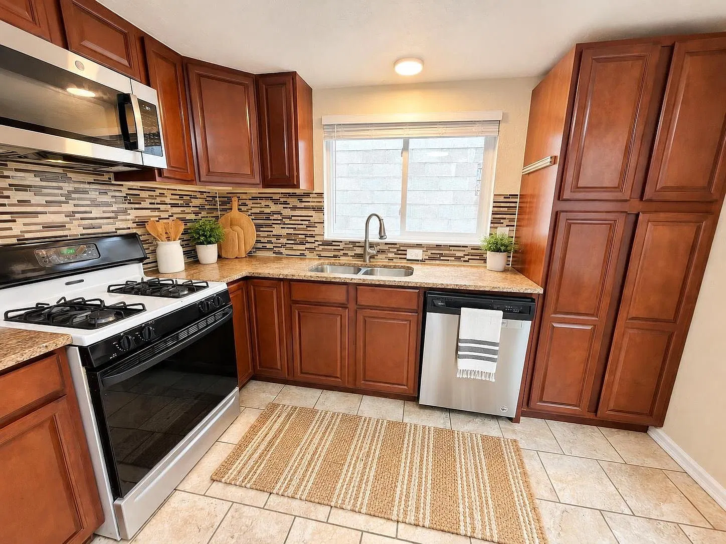 5 bed, 2675 sqft, $2,950 — Photo 2