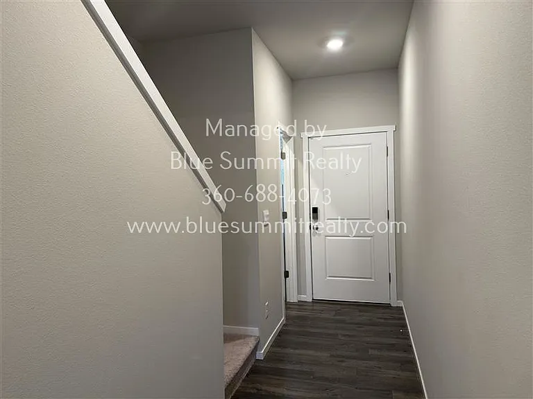 820 Bradley St NE — Photo 2