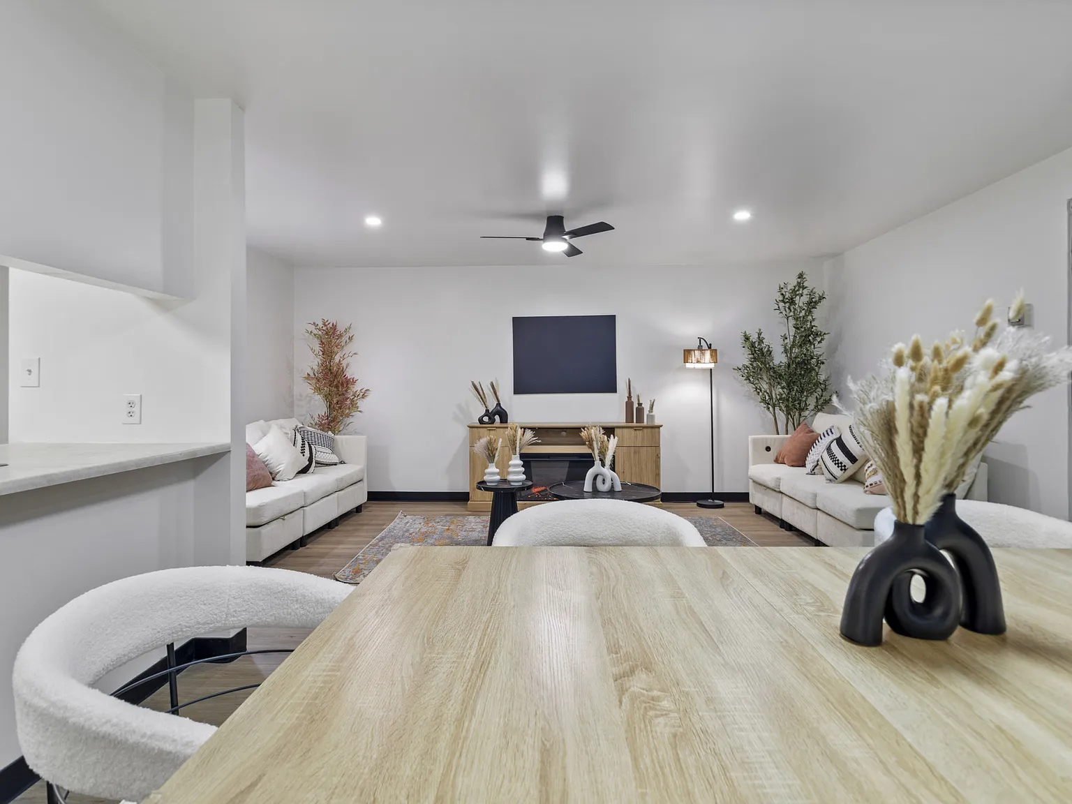 Wehnwood Court Apartments — Photo 3