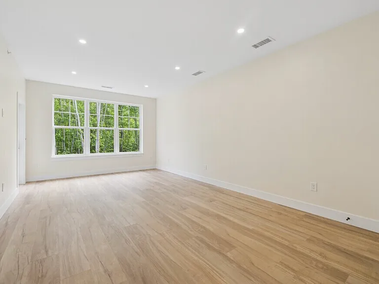 1BR, 1BA - 778SF - Living Room