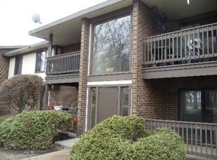 560 Somerset Ln APT 4, Crystal Lake, IL 60014