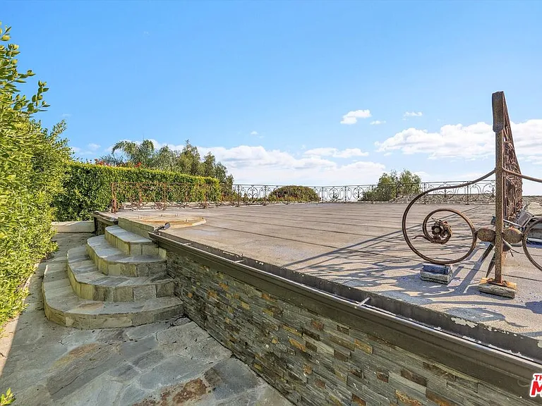 1300 Summitridge Dr — Photo 38