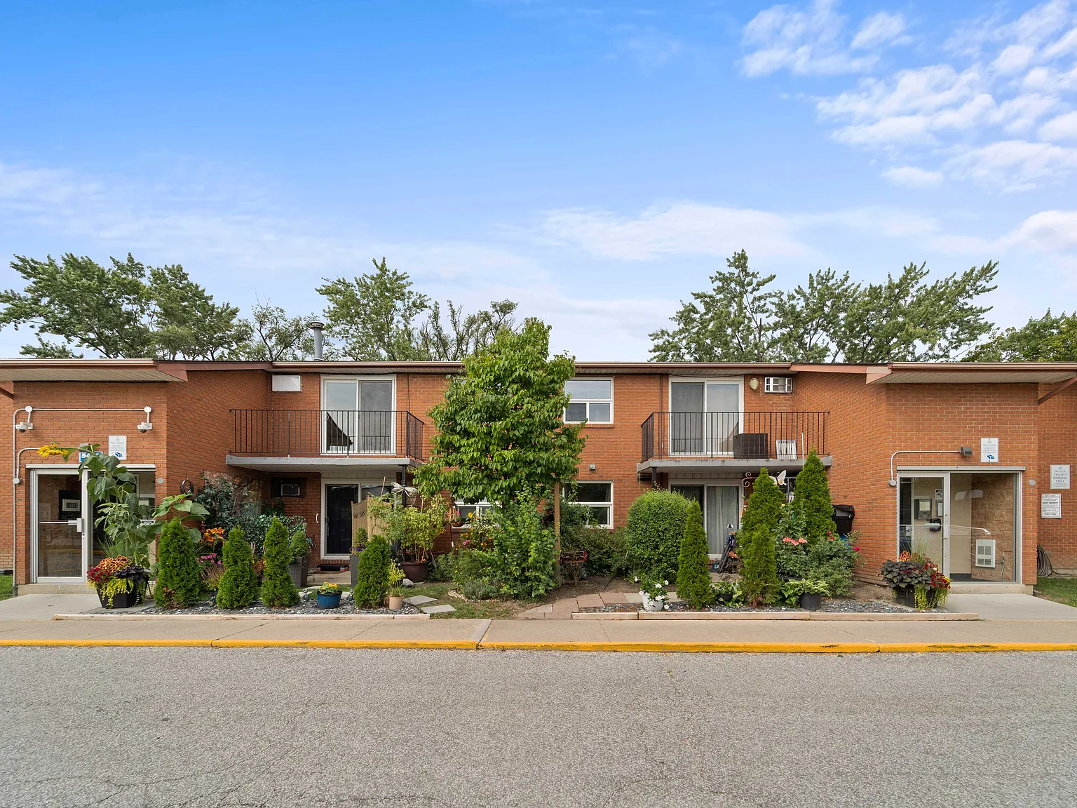 Empress Court Apartments — Photo 2