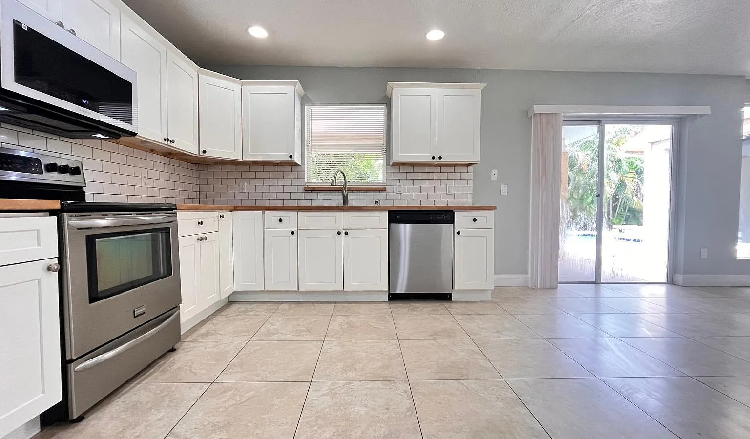 3 bed, 2.0 bath, 1761 sqft, $3,450 — Photo 2