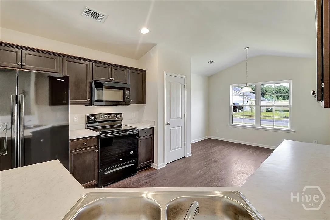 3 bed, 2.0 bath, 1565 sqft, $1,900 — Photo 3