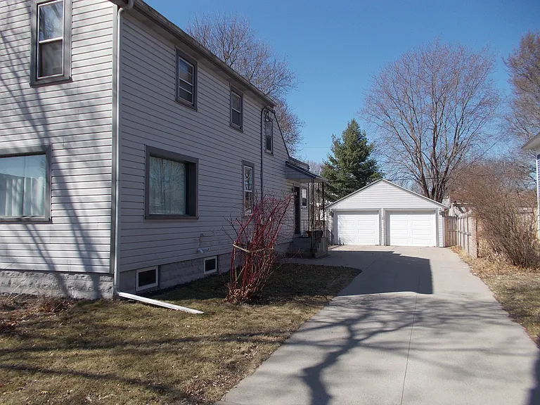542 Putnam St — Photo 2