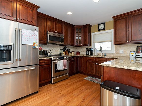 5th image of 544 Everdell Ave