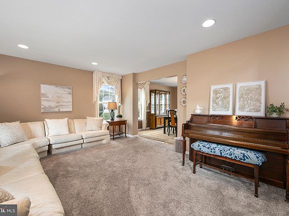 5th image of 557 Zinn Dr
