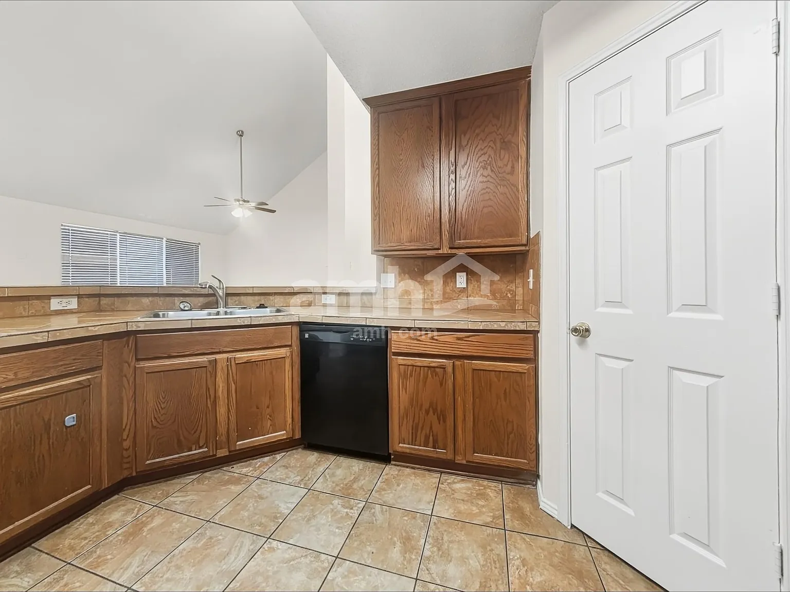 4 bed, 2.5 bath, 3180 sqft, $2,845 — Photo 4